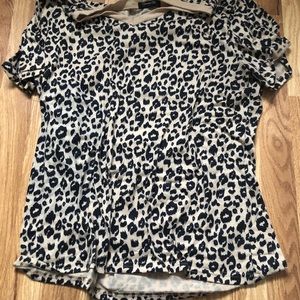 V-neck leopard print tee